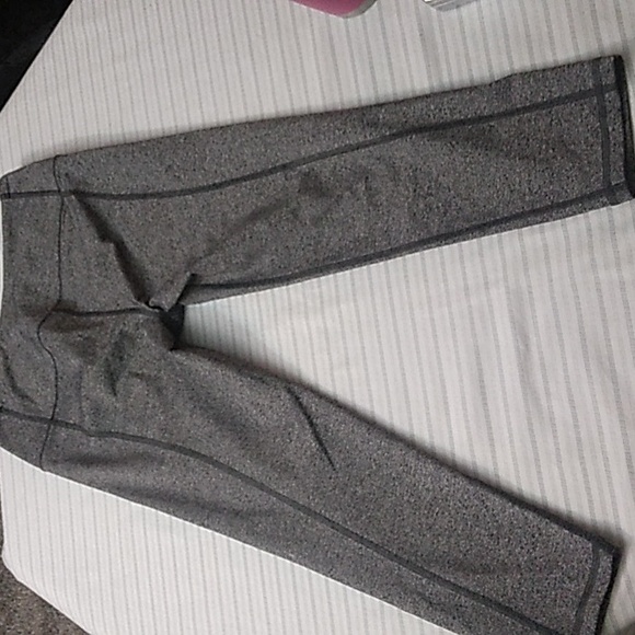 VICTORIA'S SECRET SPORT WOMENS CAPRI LEGGINGS - Picture 2 of 13